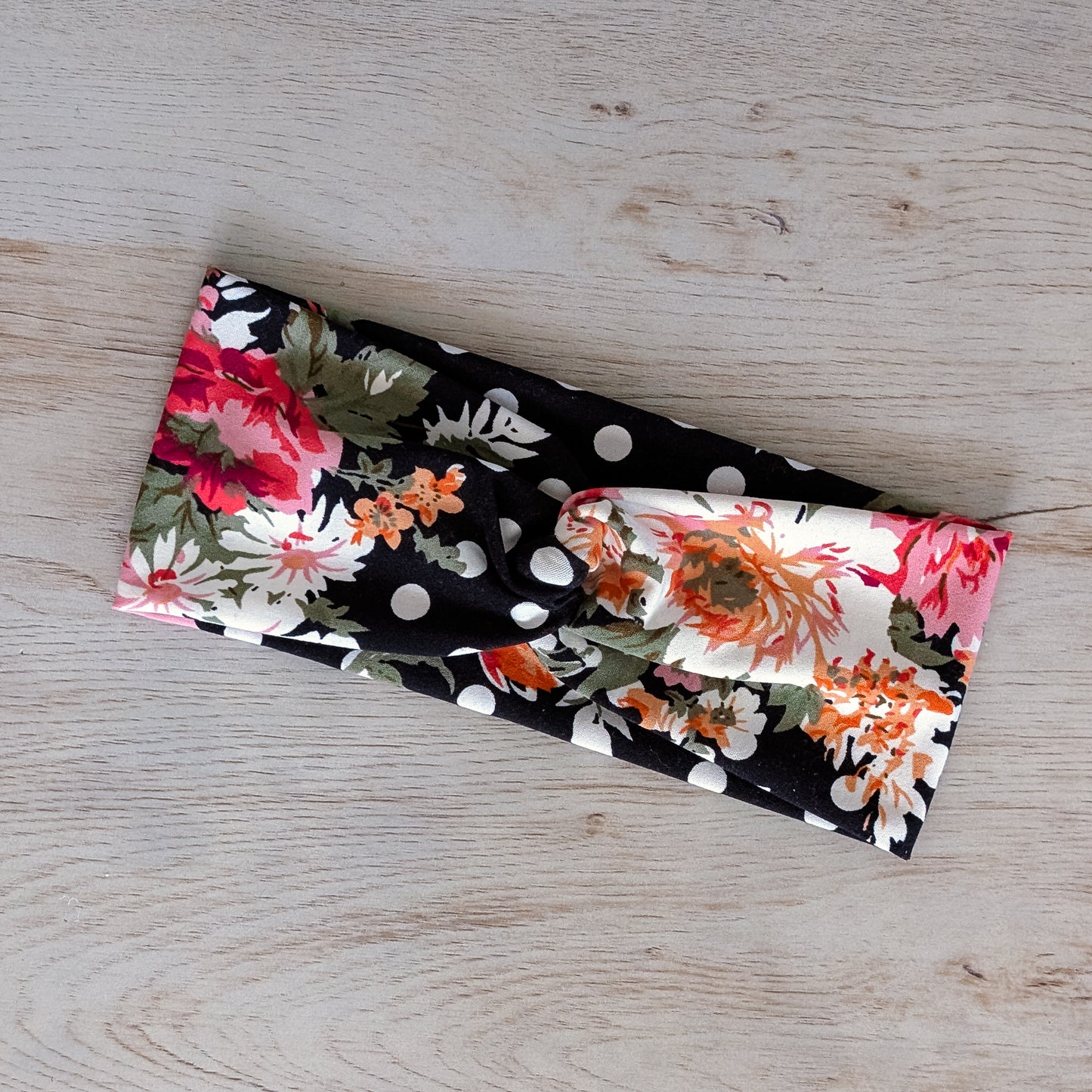 Flowers on Polka Dots Knotem