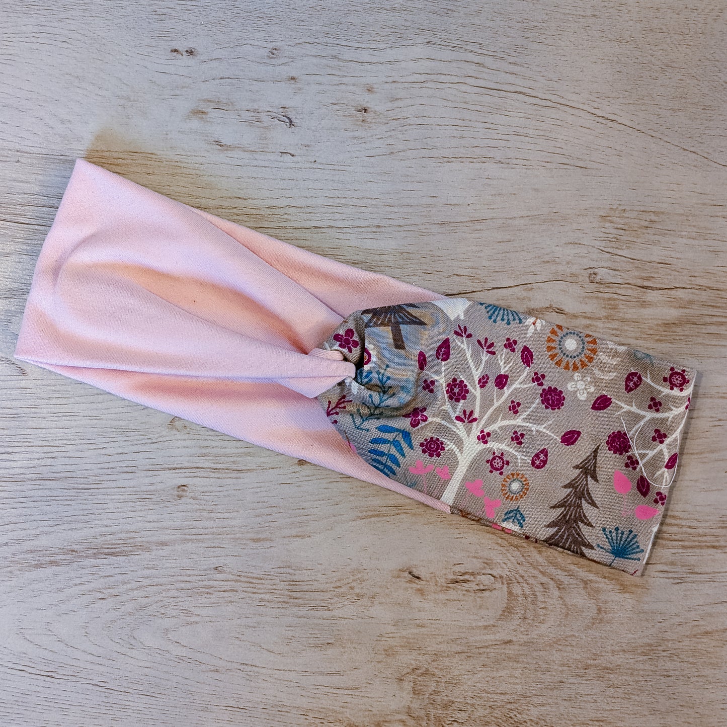 Light Pink and Grey Tree Scene Knotem