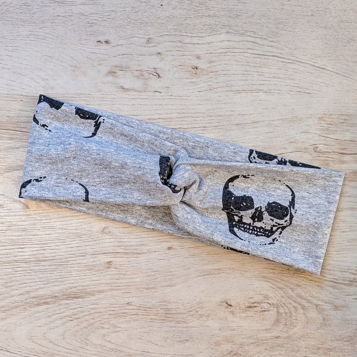 Skulls on Grey Knotem