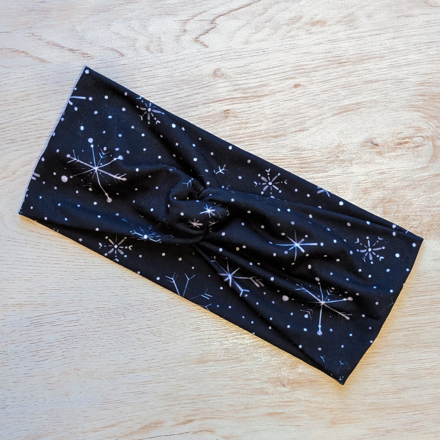 White Snowflakes on Black Knotem