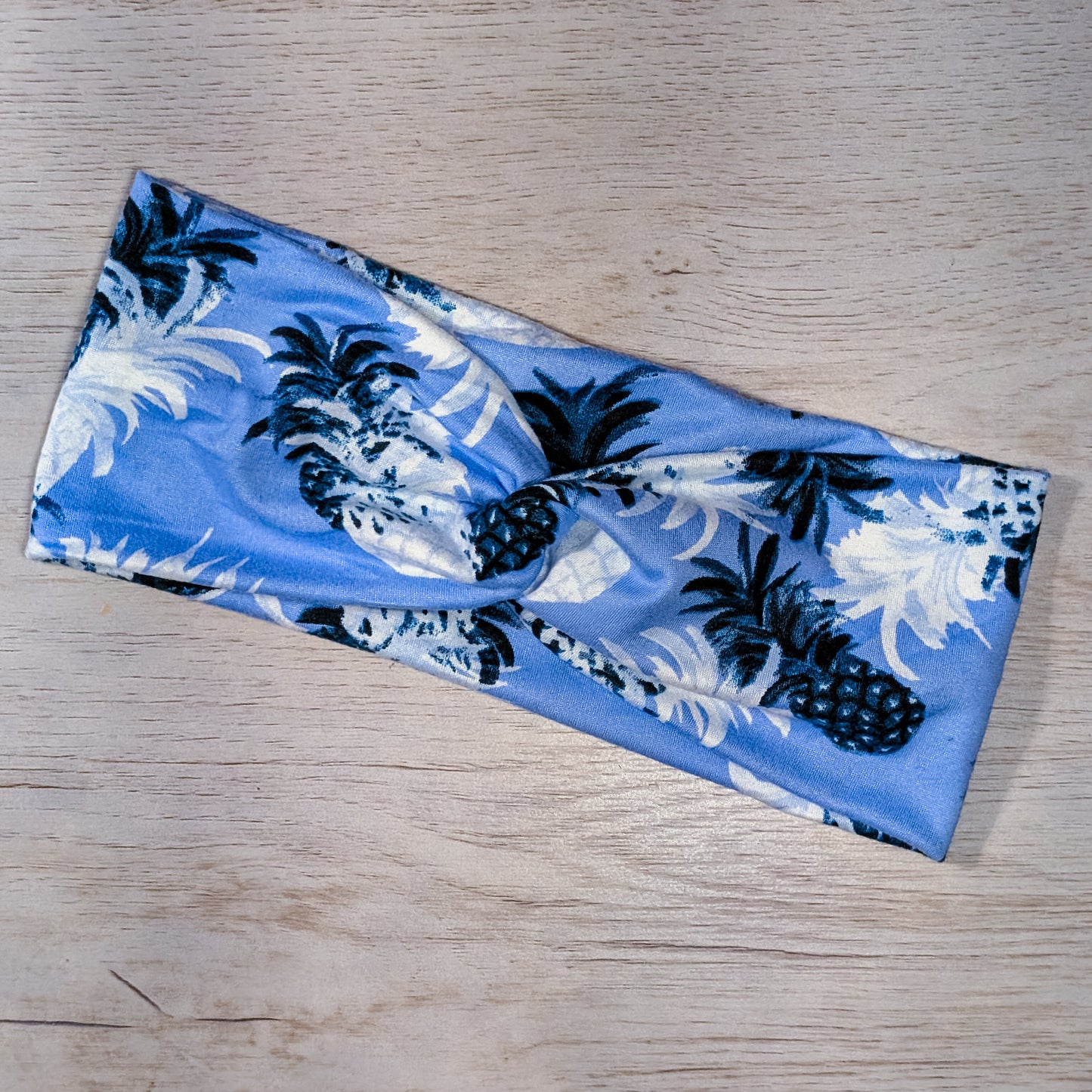 Pineapples on Blue Knotem