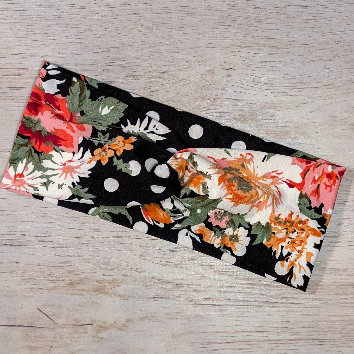 Flowers on Polka Dots Knotem