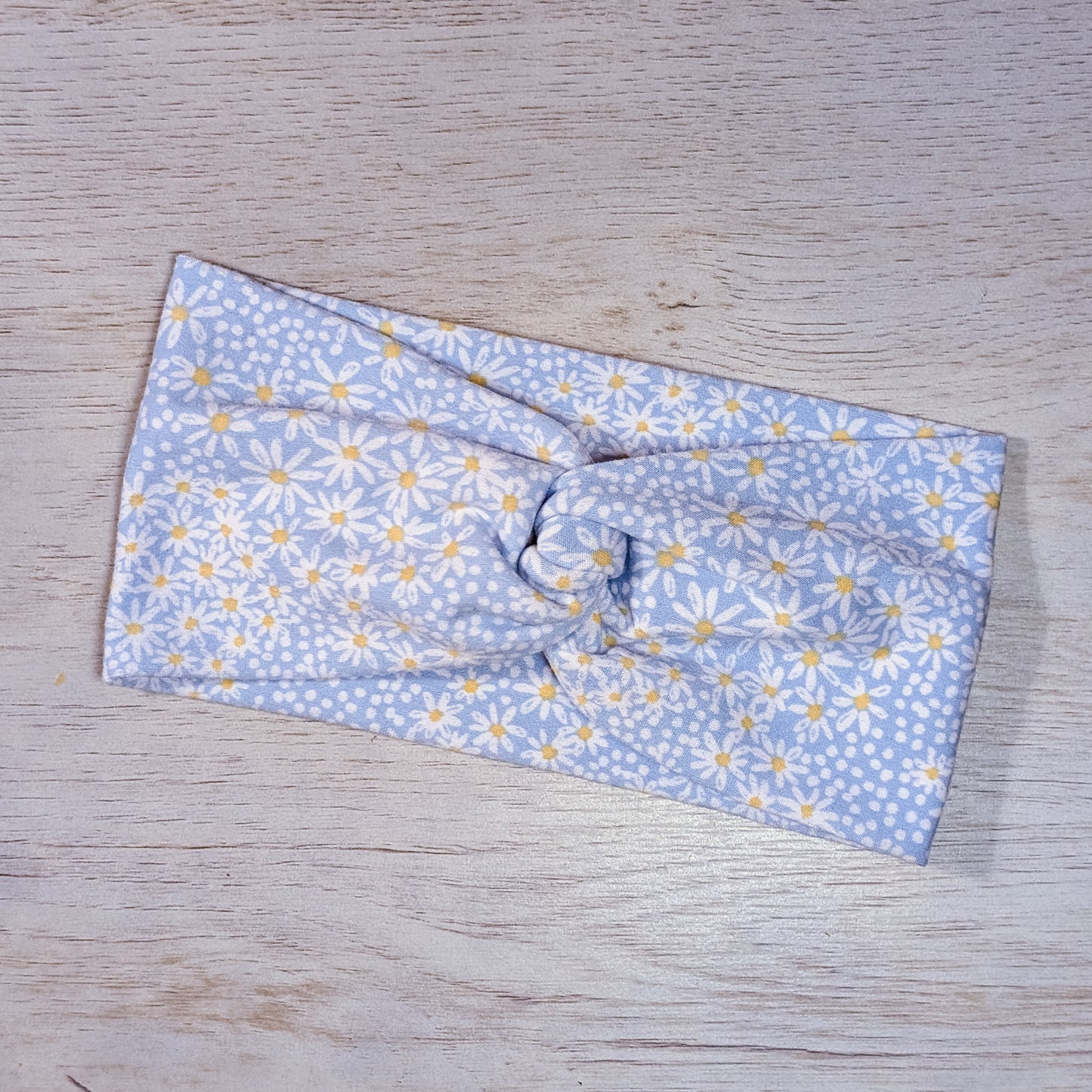 Light Blue with Daisies Knotem