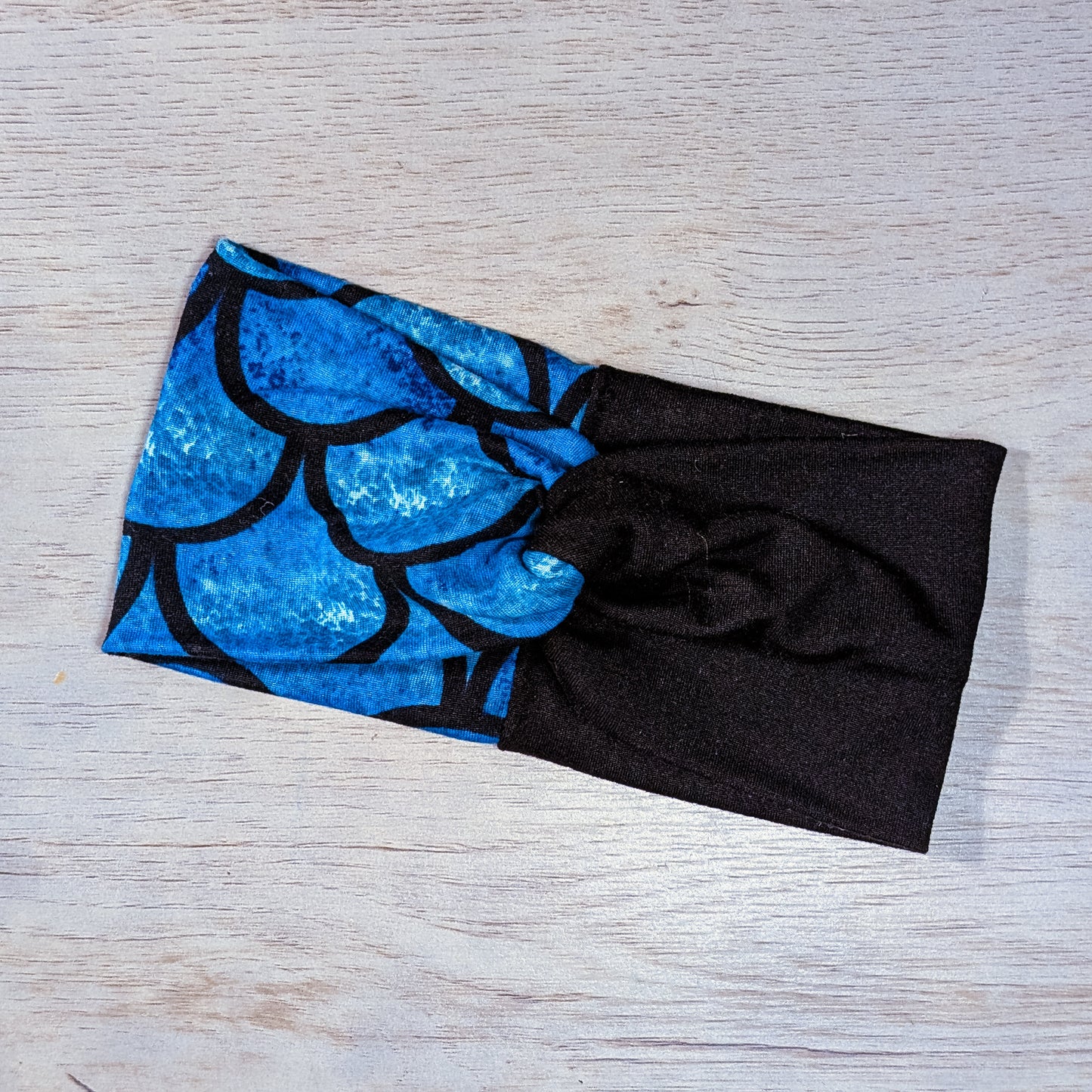 Two Tone Black w/Blue Scales Knotem