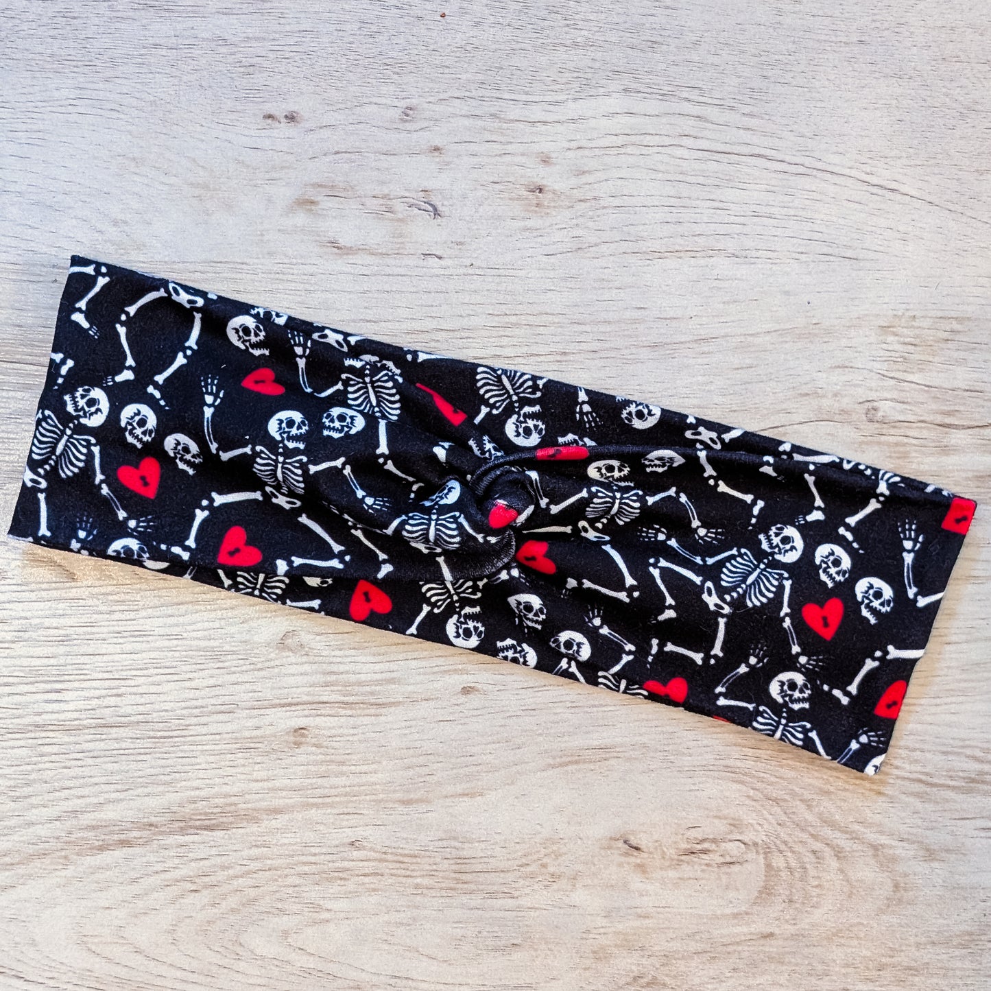 Skeleton and Heart Knotem