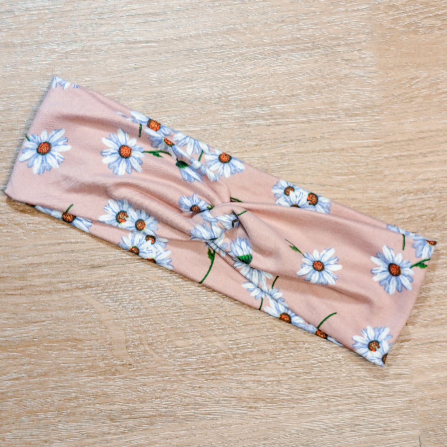 Daisies on Light Mauve Knotem