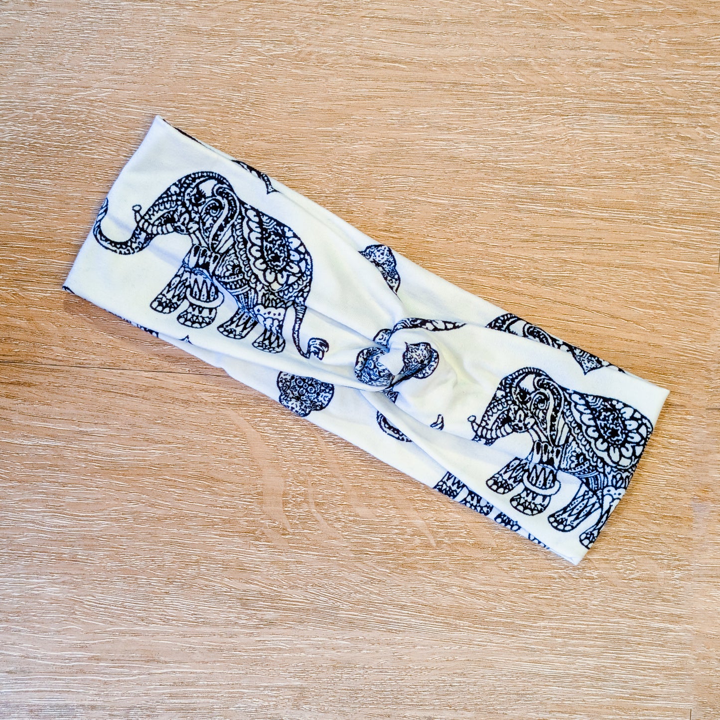 Black and White Elephant Knotem
