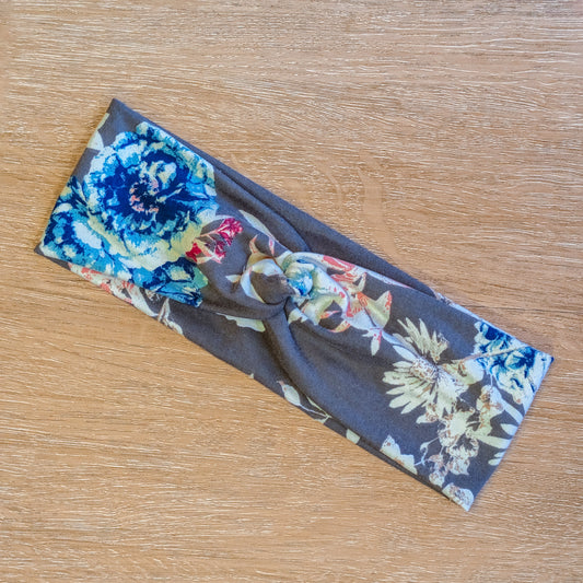 Grey with Tan and Blue Flowers Knotem