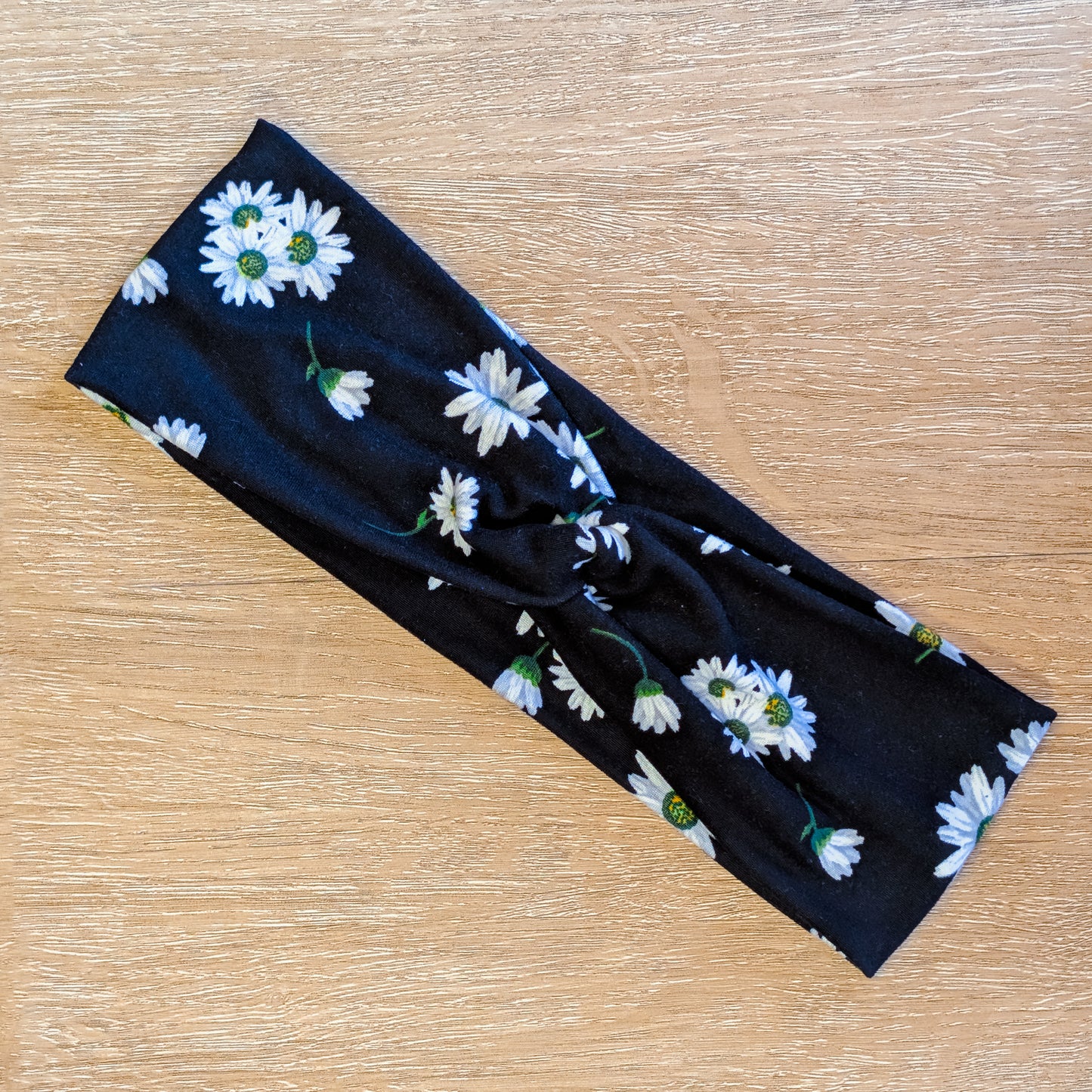 Daisies on Black Knotem