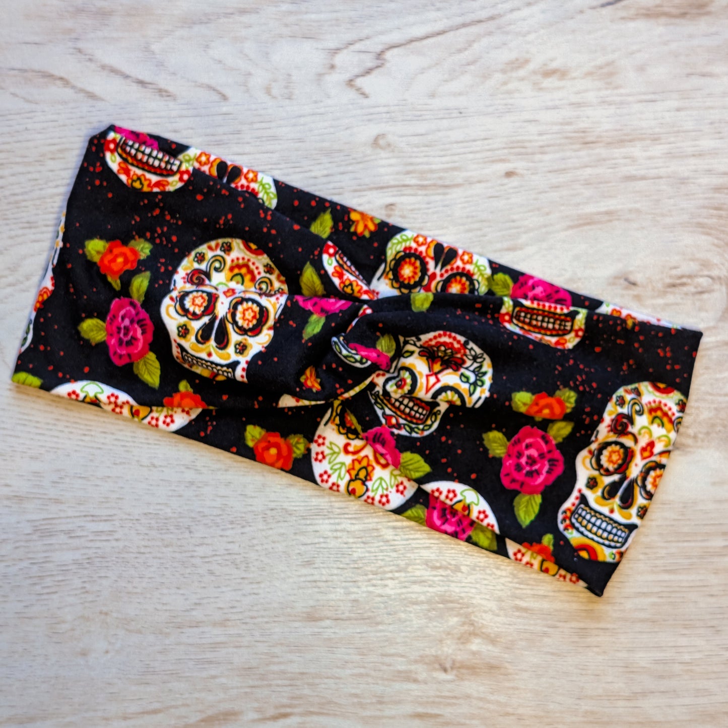 Skulls and Red Roses Knotem