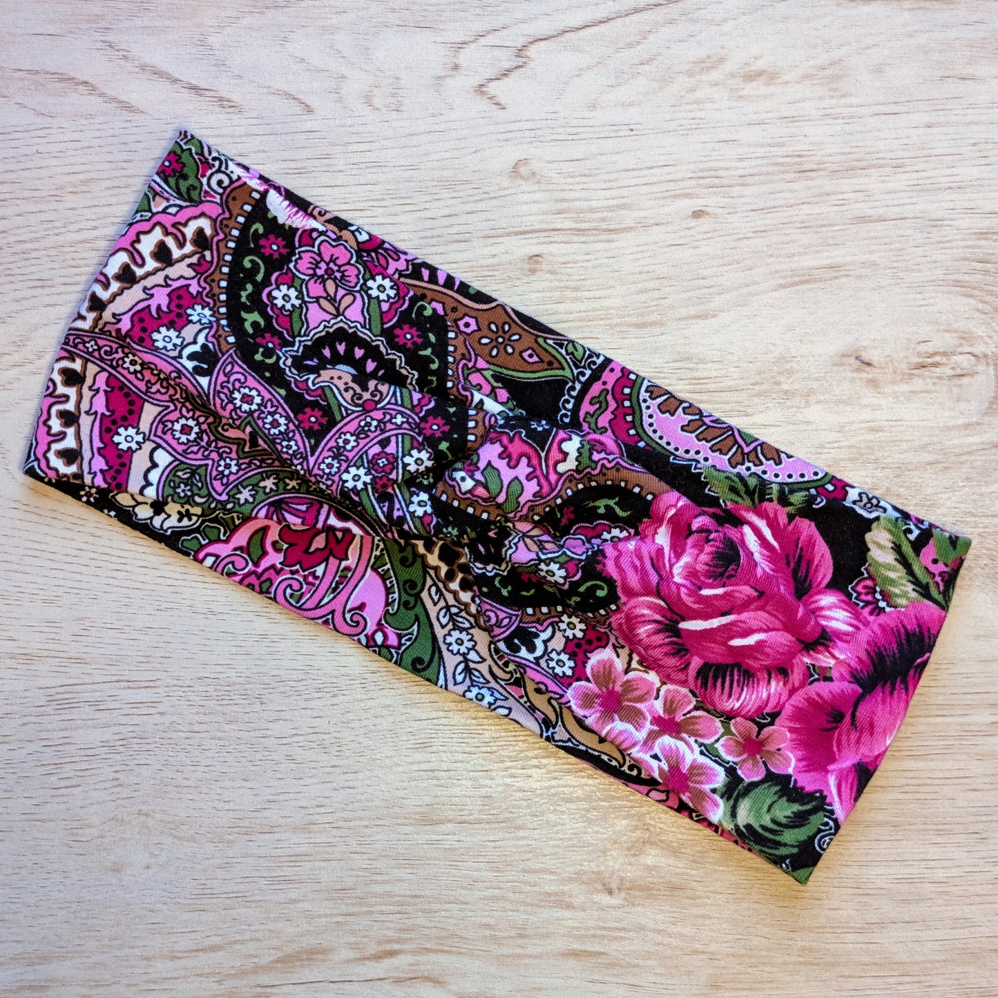 Pink Roses on Abstract Background Knotem