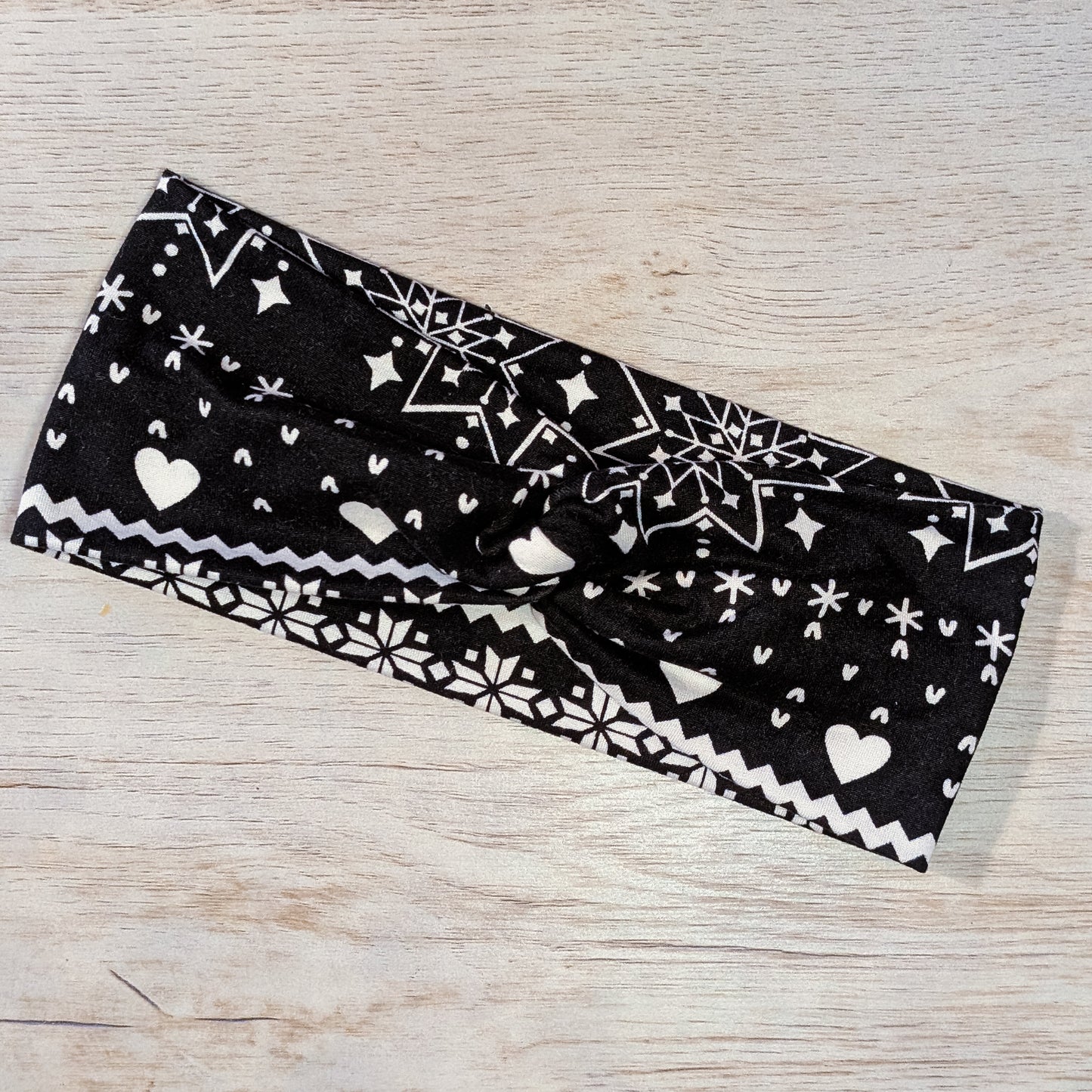 White Hearts and Snowflakes on Black Knotem