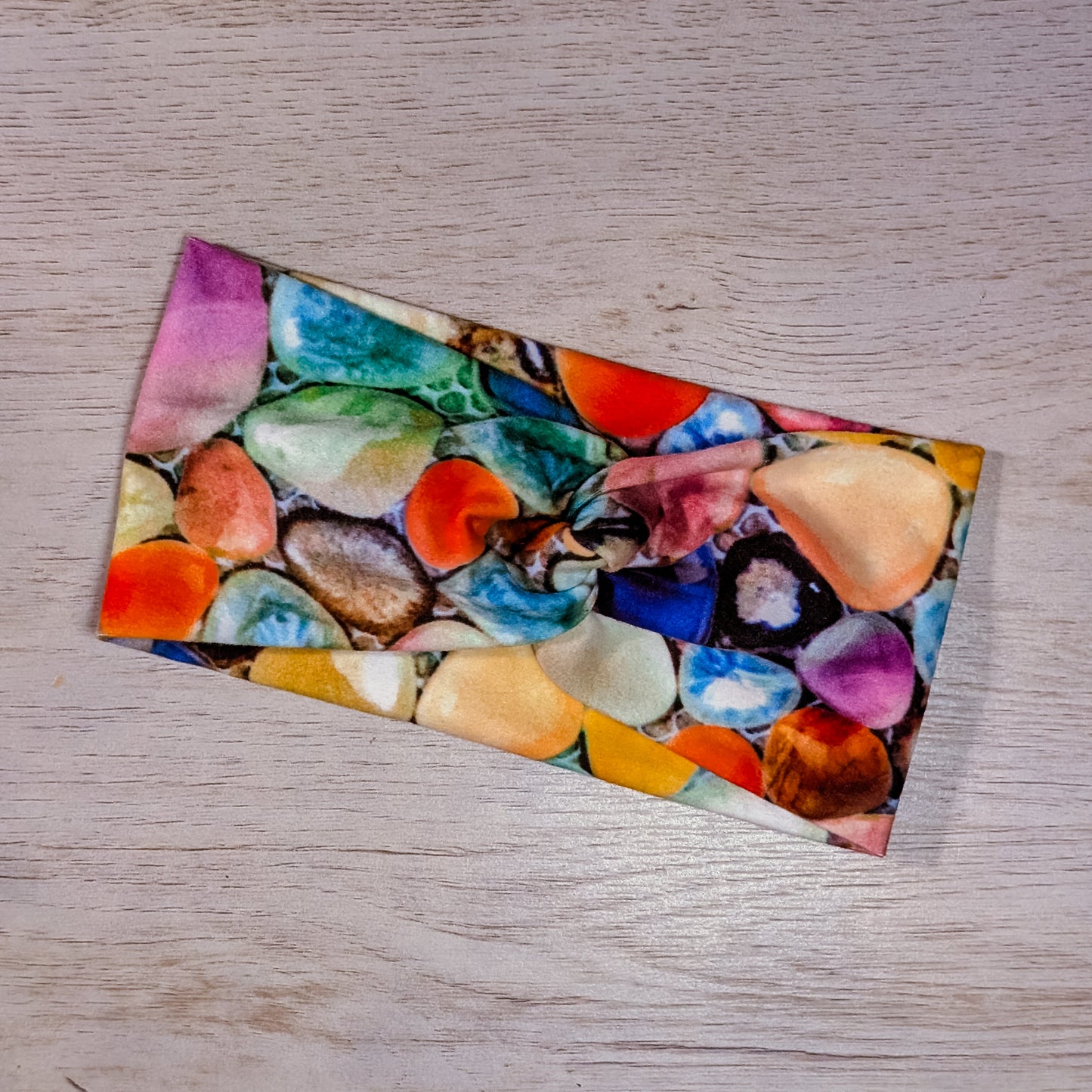 Multi-Colored Stones Knotem